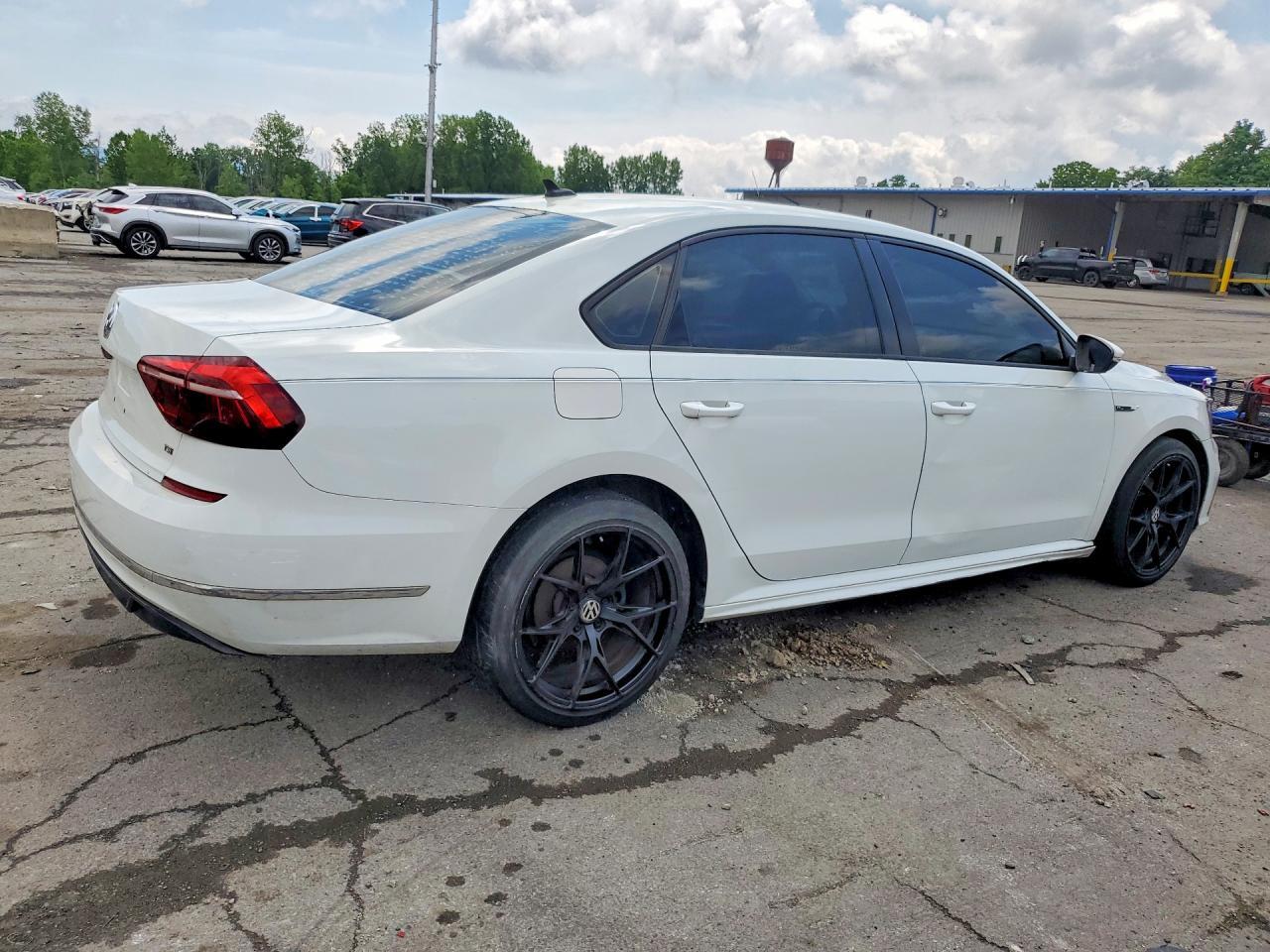 2018 Volkswagen Passat S - Фото 3