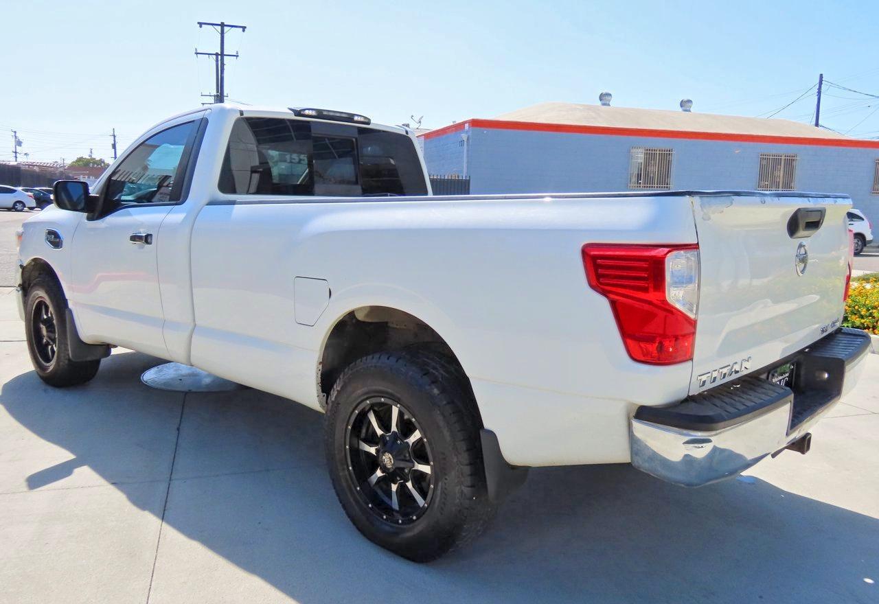 2017 Nissan Titan Sv - Image 4
