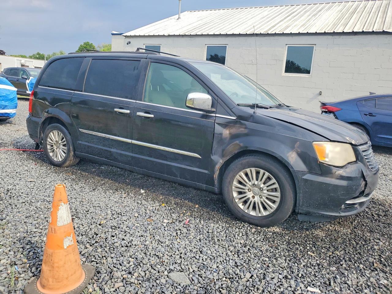 2012 Chrysler Town & Country Touring L - Фото 4