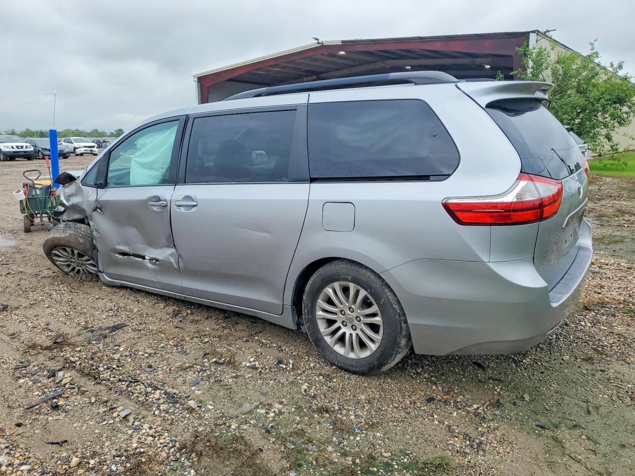 2015 Toyota Sienna Xle 8-Passenger - Фото 2