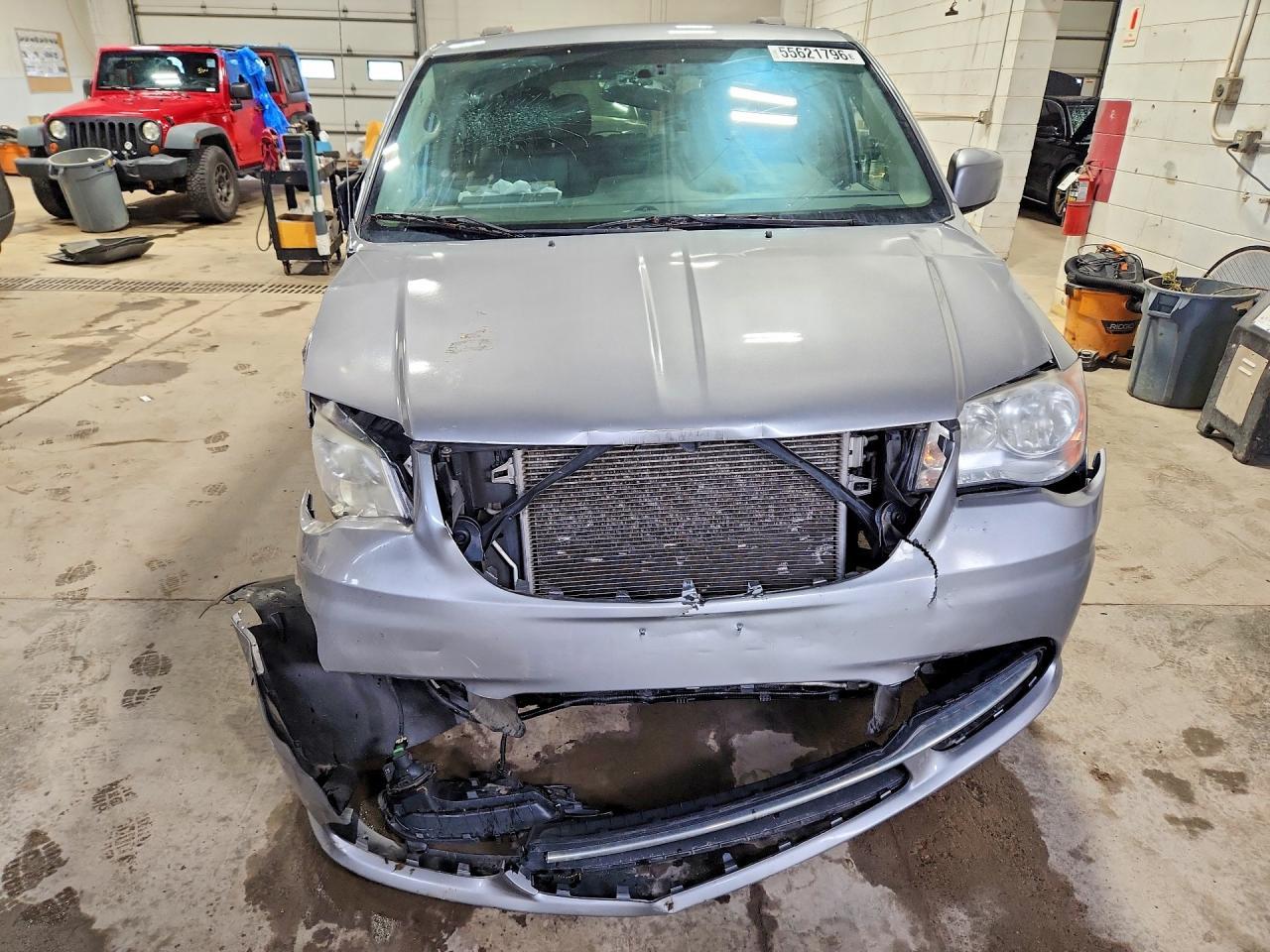 2014 Chrysler Town & Country Touring - Фото 5