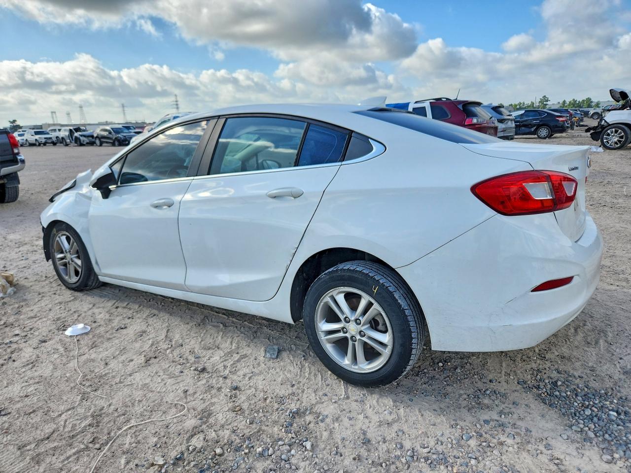 2018 Chevrolet Cruze Lt - Image 2