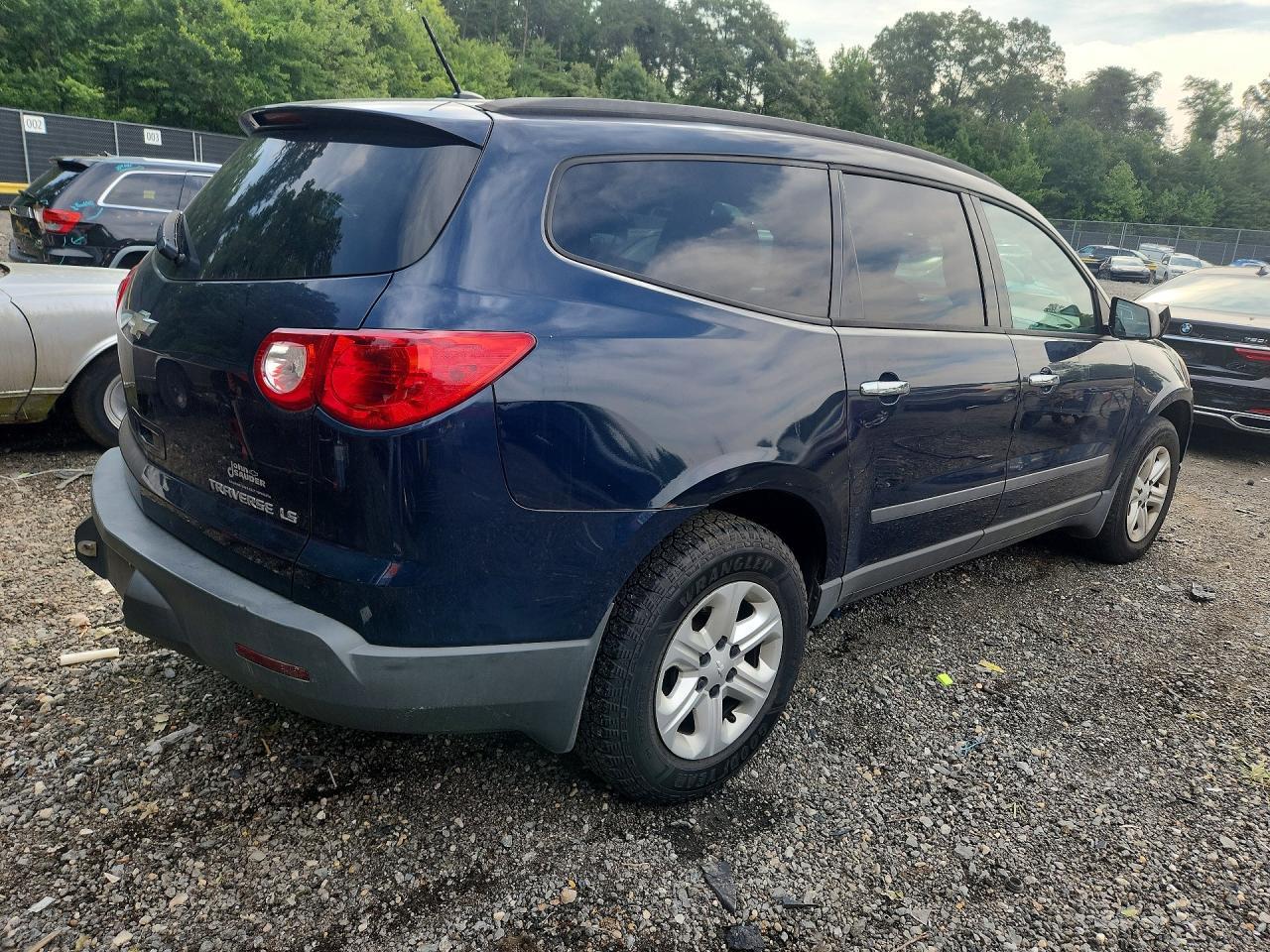 2011 Chevrolet Traverse Ls - Фото 3
