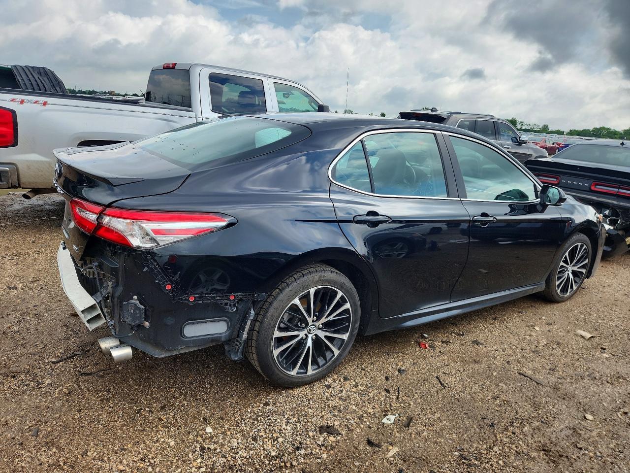 2018 Toyota Camry Se - Фото 3