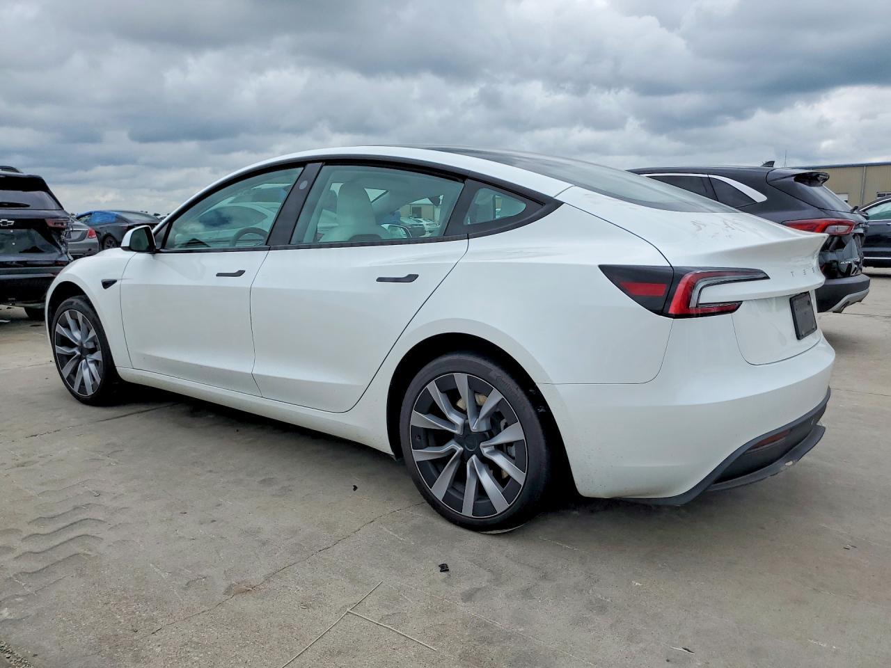 2024 Tesla Model 3 - Фото 2