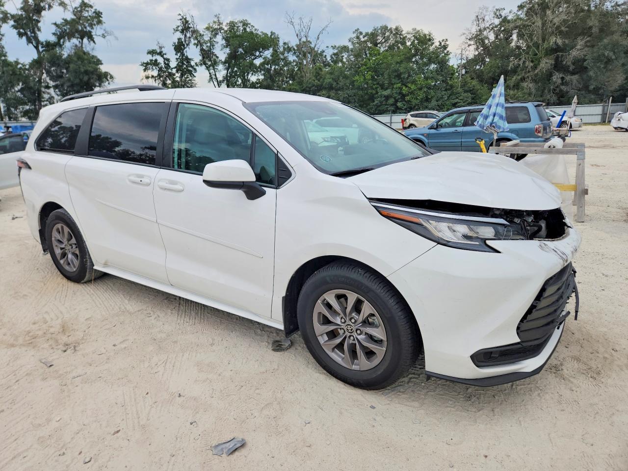 2022 Toyota Sienna Le - Фото 4