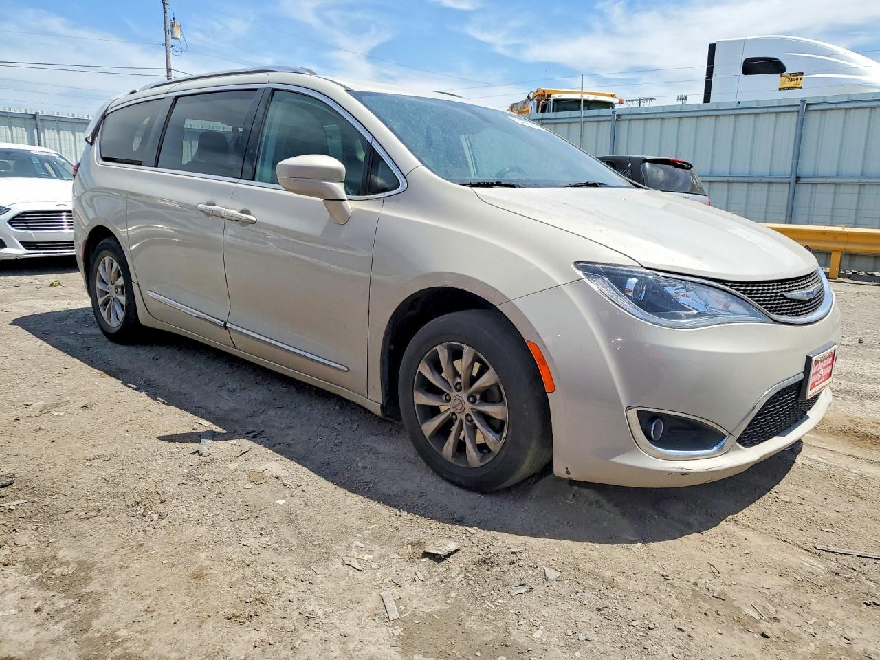 2019 Chrysler Pacifica Touring L - Image 4