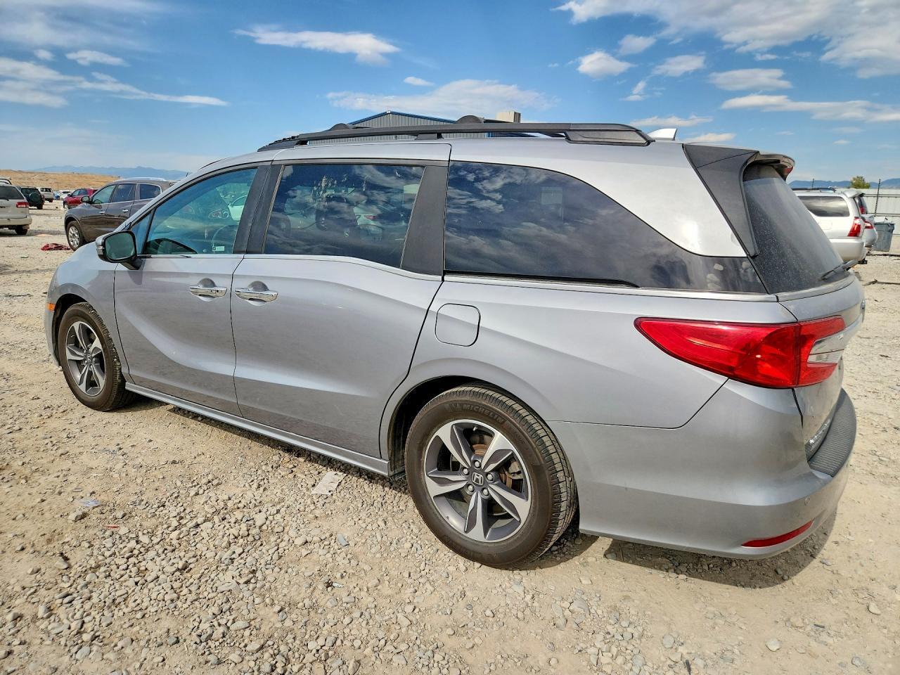 2019 Honda Odyssey Touring - Image 2