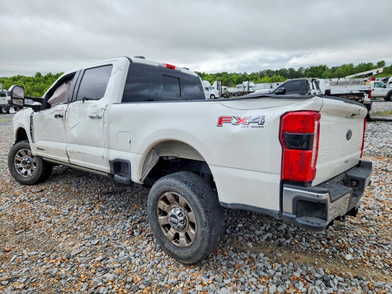 2025 Ford F250 Super Duty - Фото 2