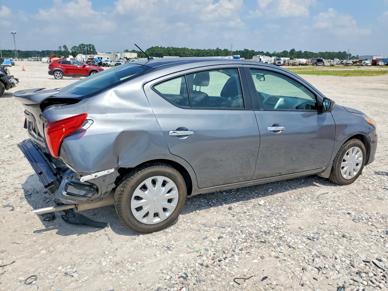 2018 Nissan Versa Sv - Фото 3