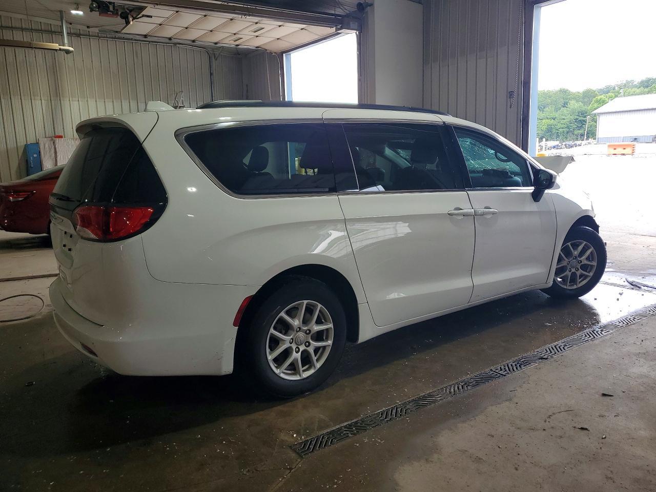 2020 Chrysler Voyager Lx - Image 3