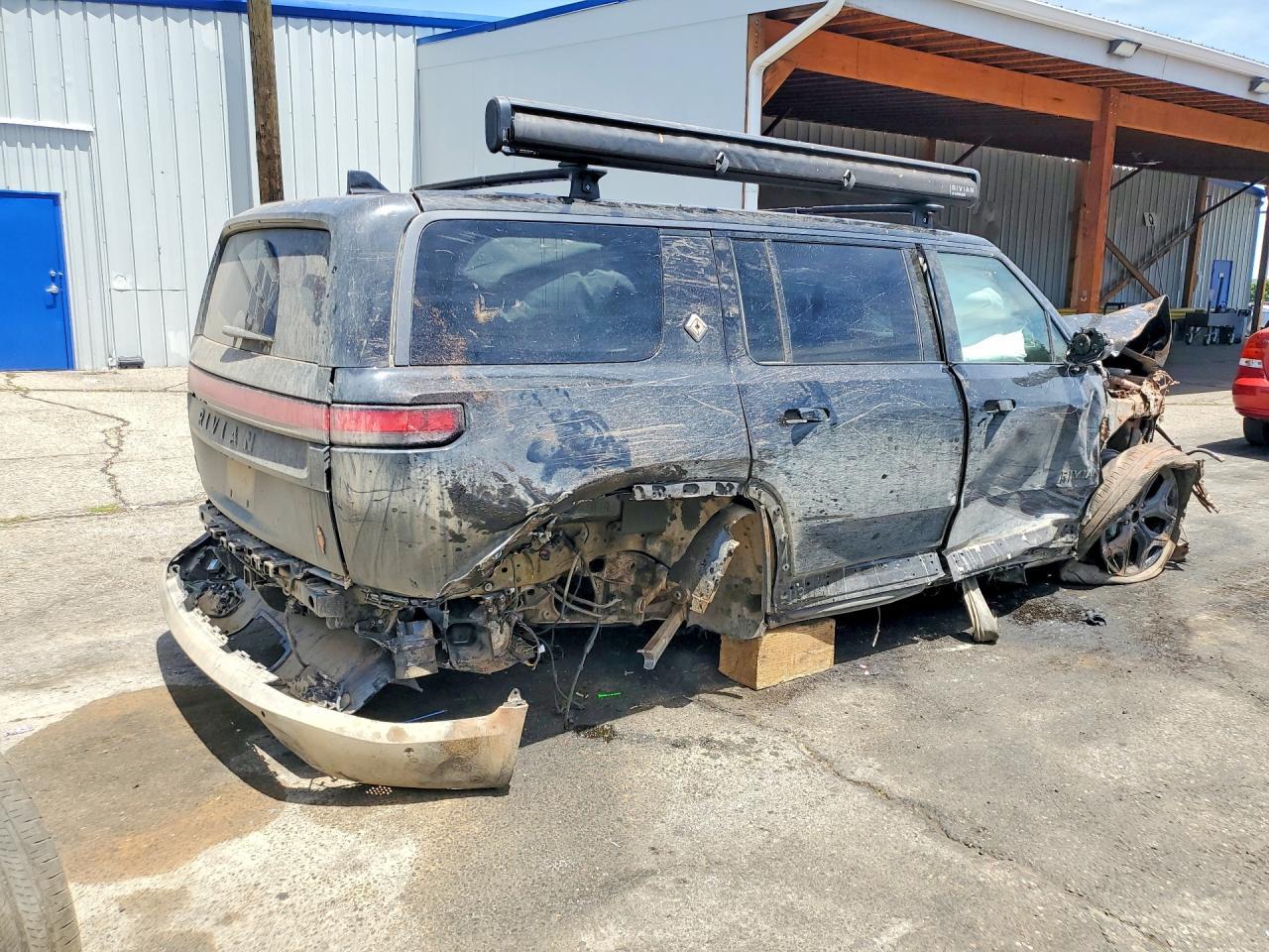 2026 Rivian R1S Premium - Image 3