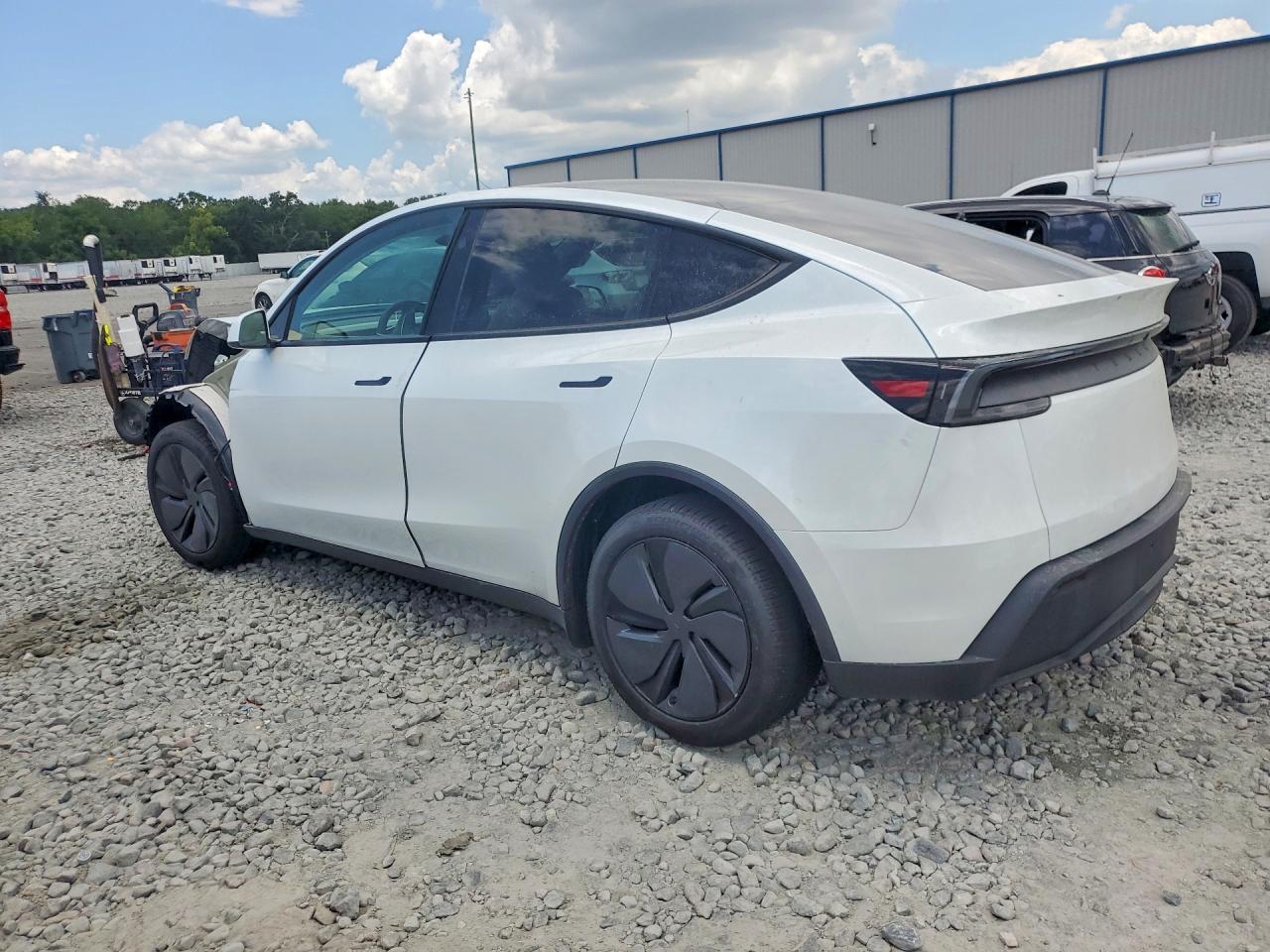 2026 Tesla Model Y - Фото 2