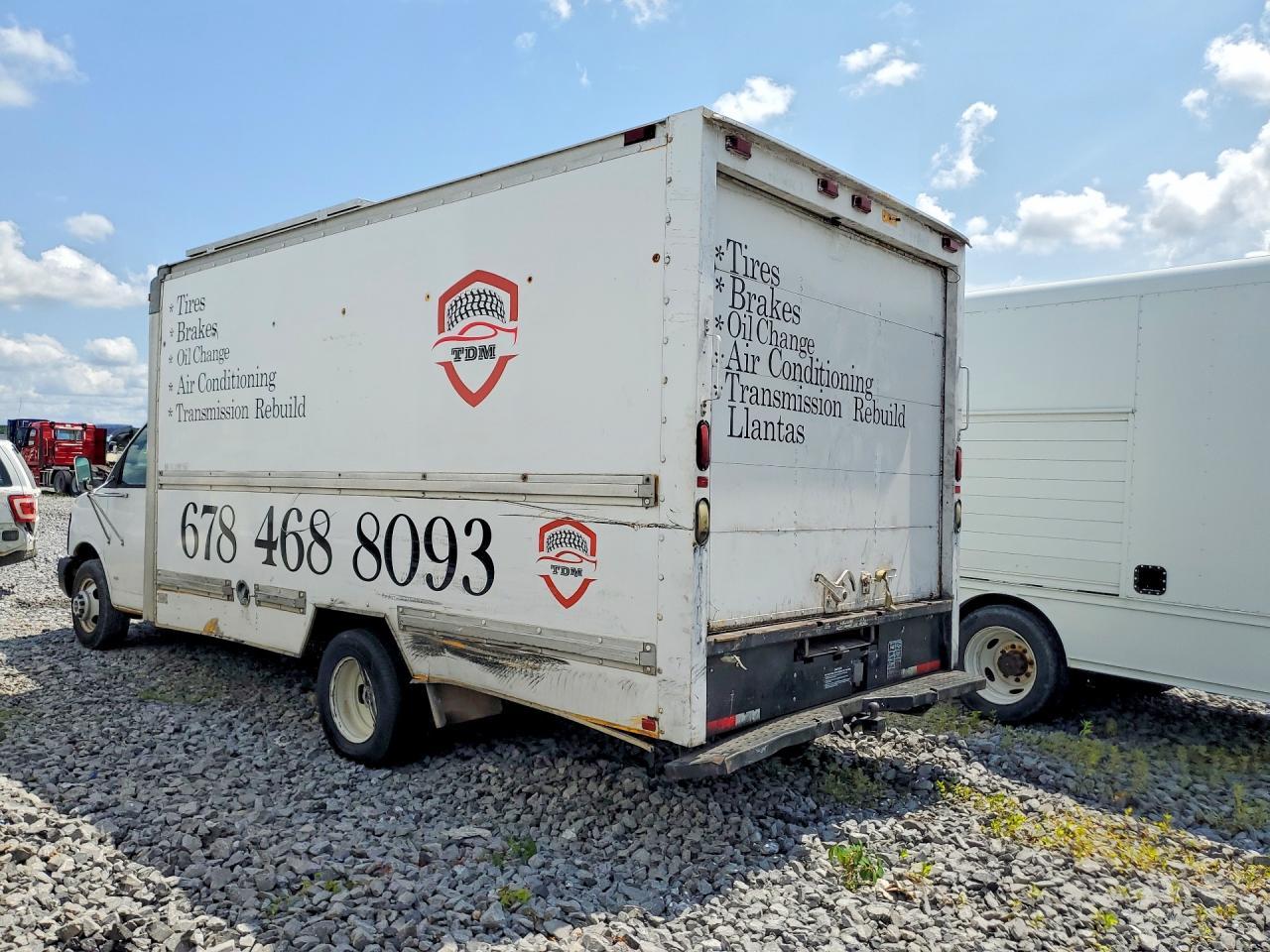 2003 GMC Savana Box Truck - Фото 2