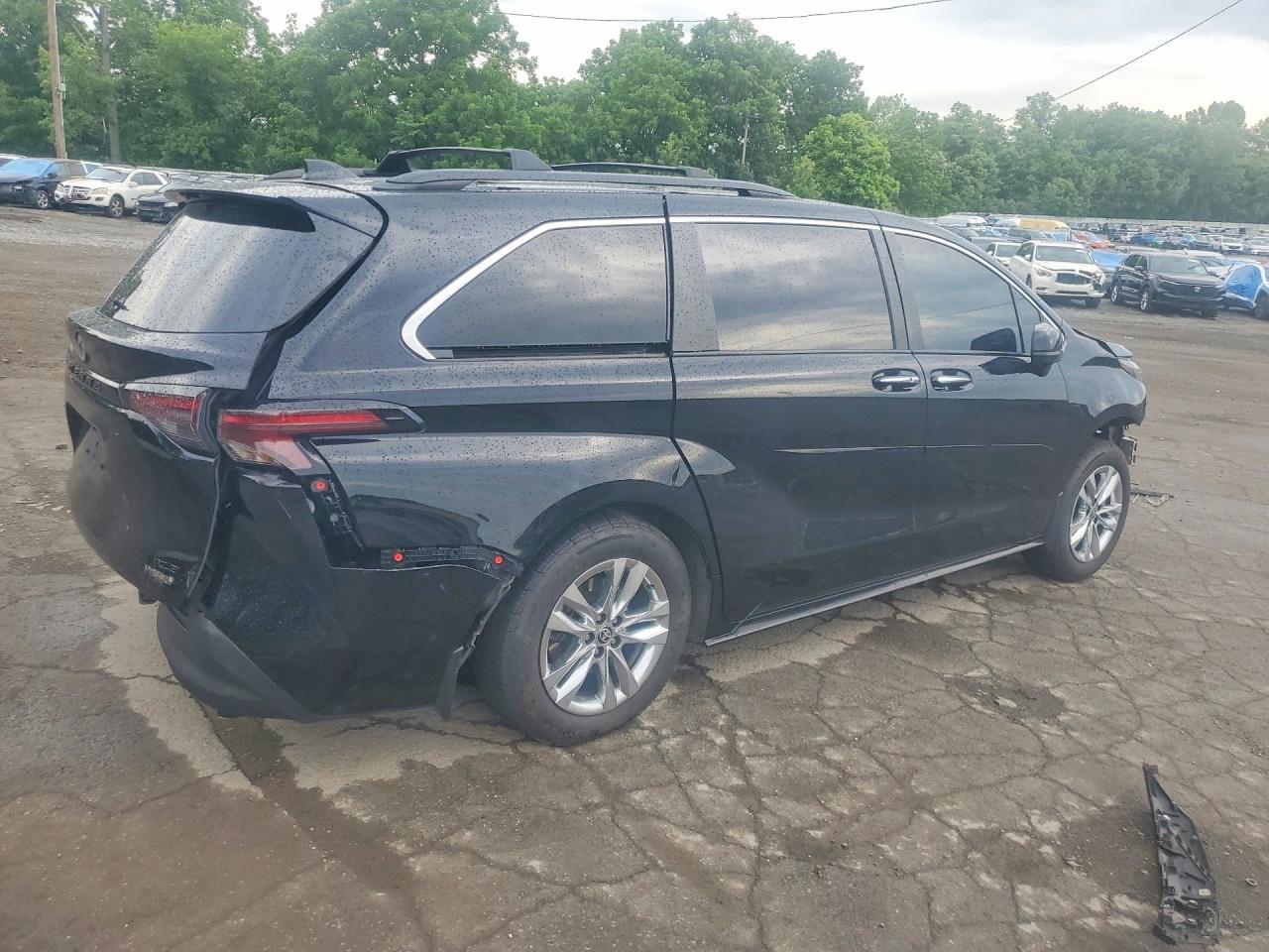 2023 Toyota Sienna Woodland Edition - Фото 3