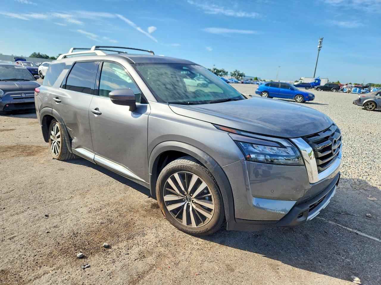2025 Nissan Pathfinder Platinum - Image 4
