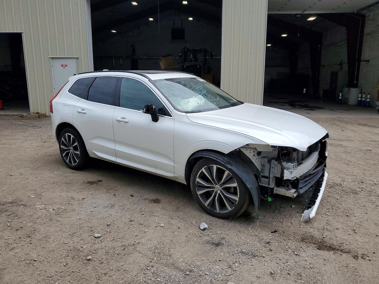 2022 Volvo Xc60 B5 Momentum - Image 4