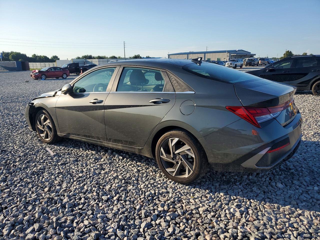2025 Hyundai Elantra Sel - Image 2