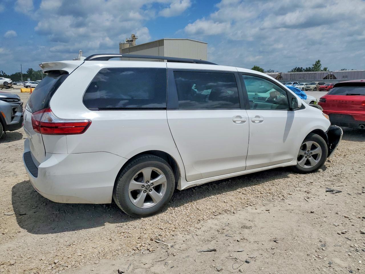 2019 Toyota Sienna Le - Фото 3