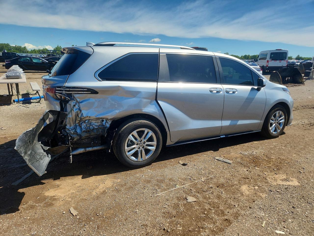 2025 Toyota Sienna Limited 7-Passenger - Фото 3