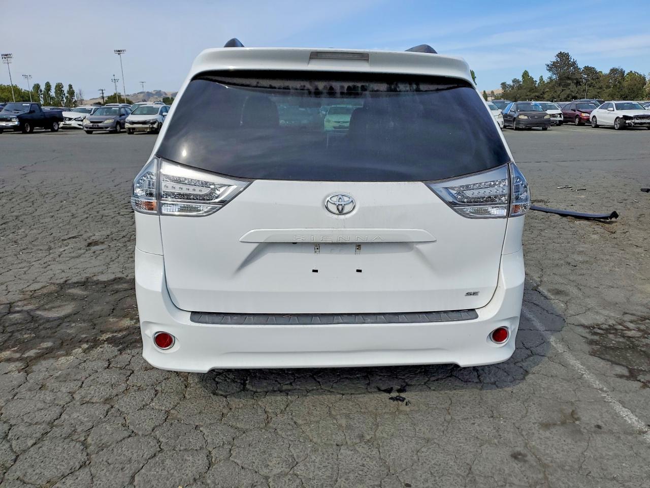 2016 Toyota Sienna Se - Image 6
