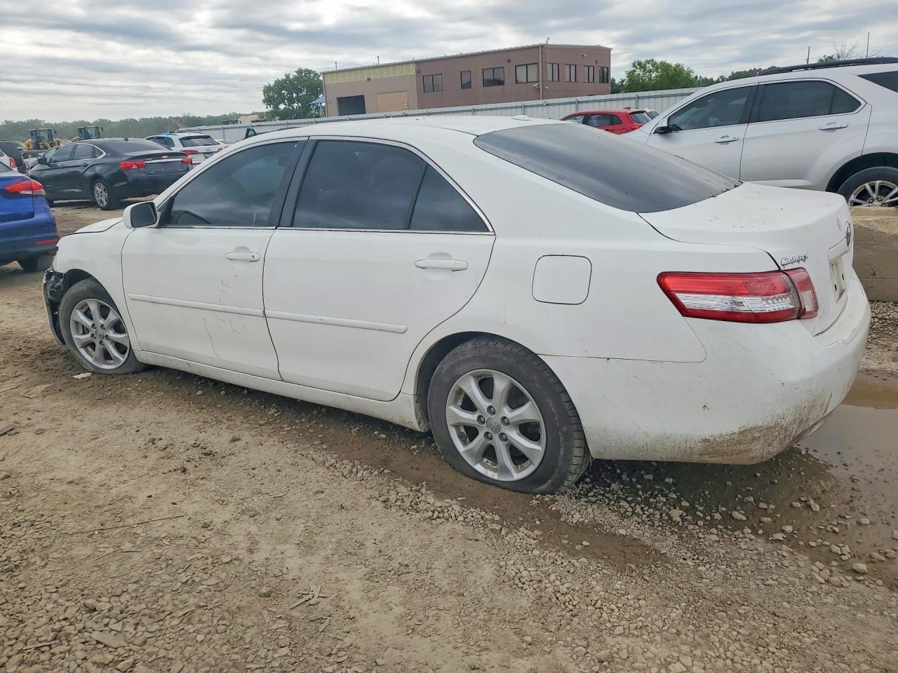 2011 Toyota Camry Le - Фото 2