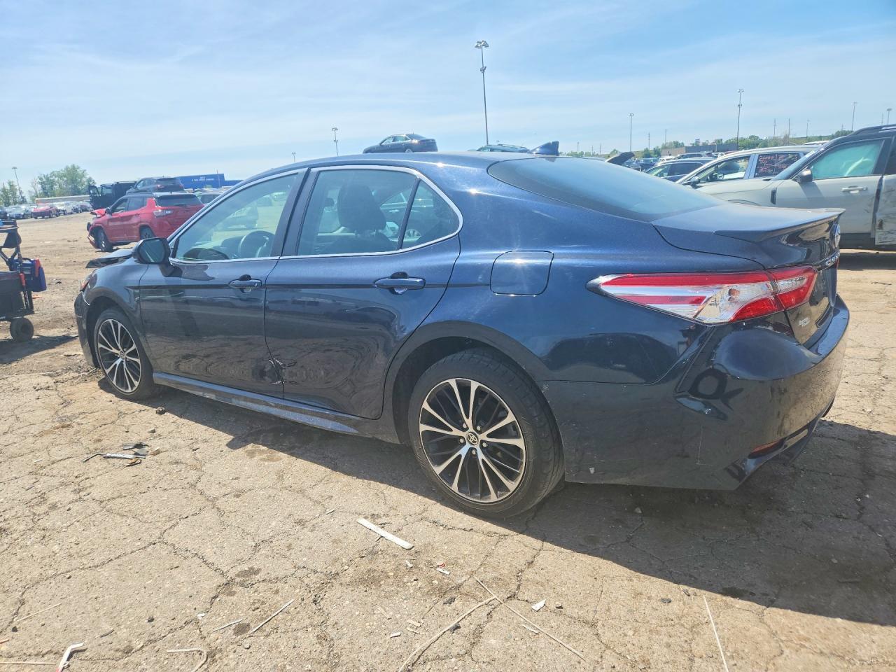 2020 Toyota Camry Se - Фото 2