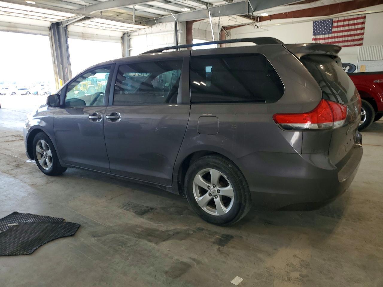 2011 Toyota Sienna Le - Фото 2