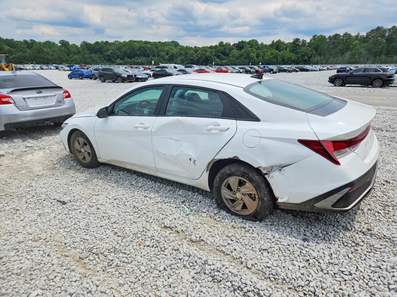 2025 Hyundai Elantra Se - Image 2