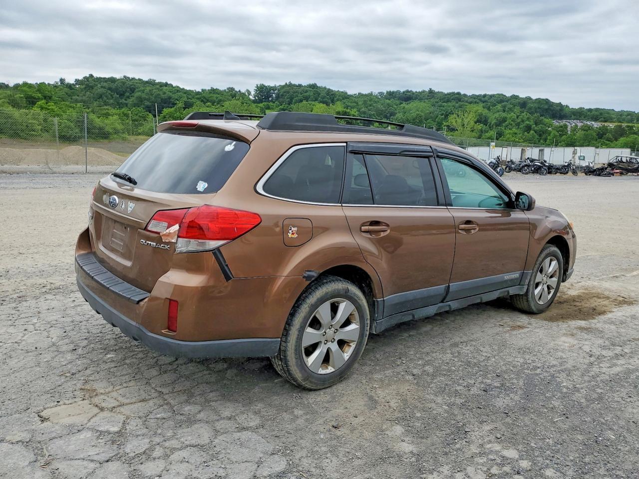 2011 Subaru Outback 2.5I Limited - Image 3