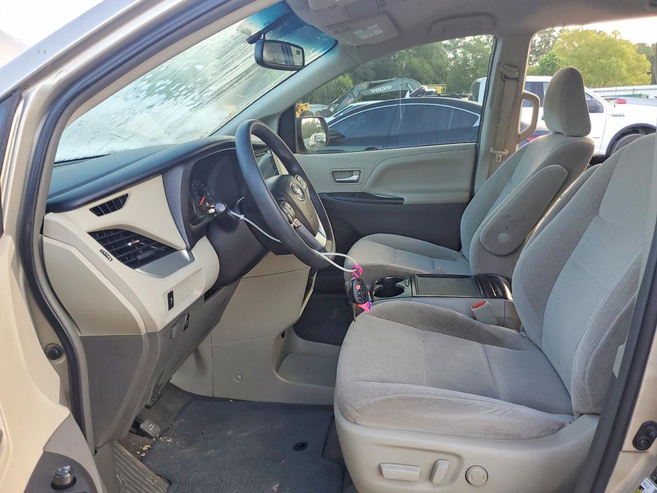 2017 Toyota Sienna Le - Фото 7