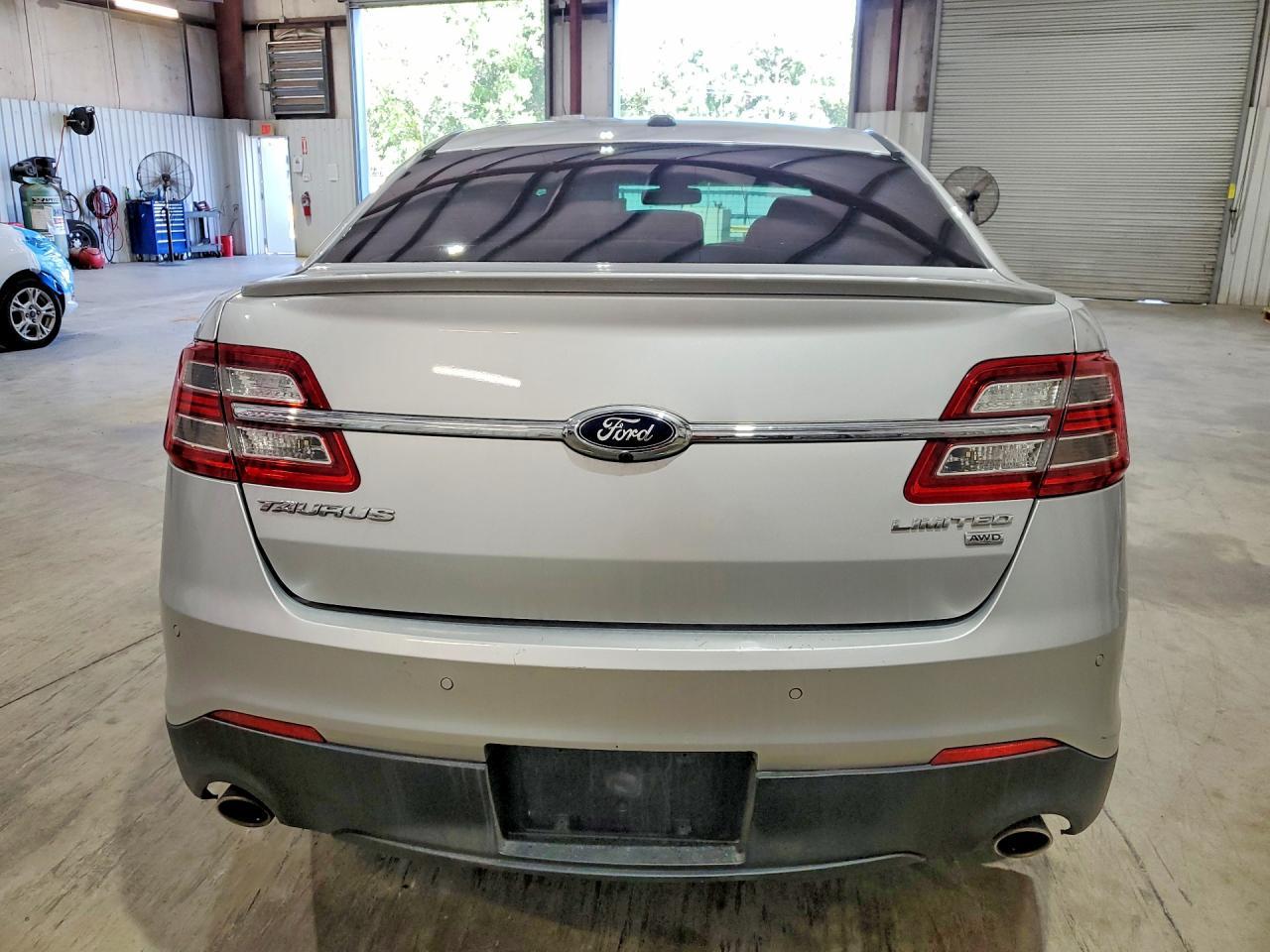 2015 Ford Taurus Limited - Image 6
