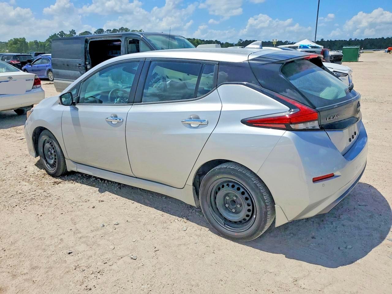 2025 Nissan Leaf S - Фото 2