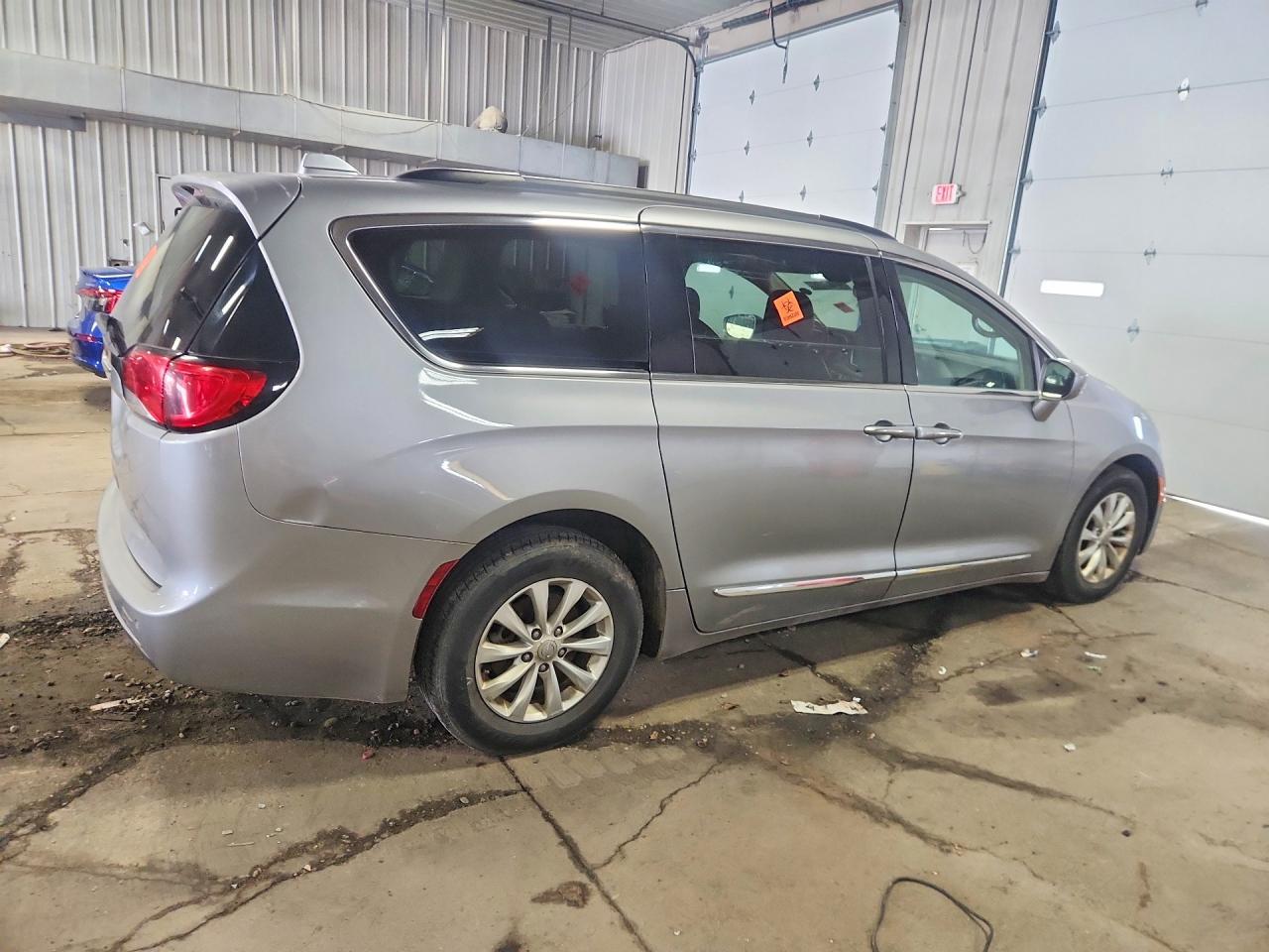 2017 Chrysler Pacifica Touring L - Фото 3
