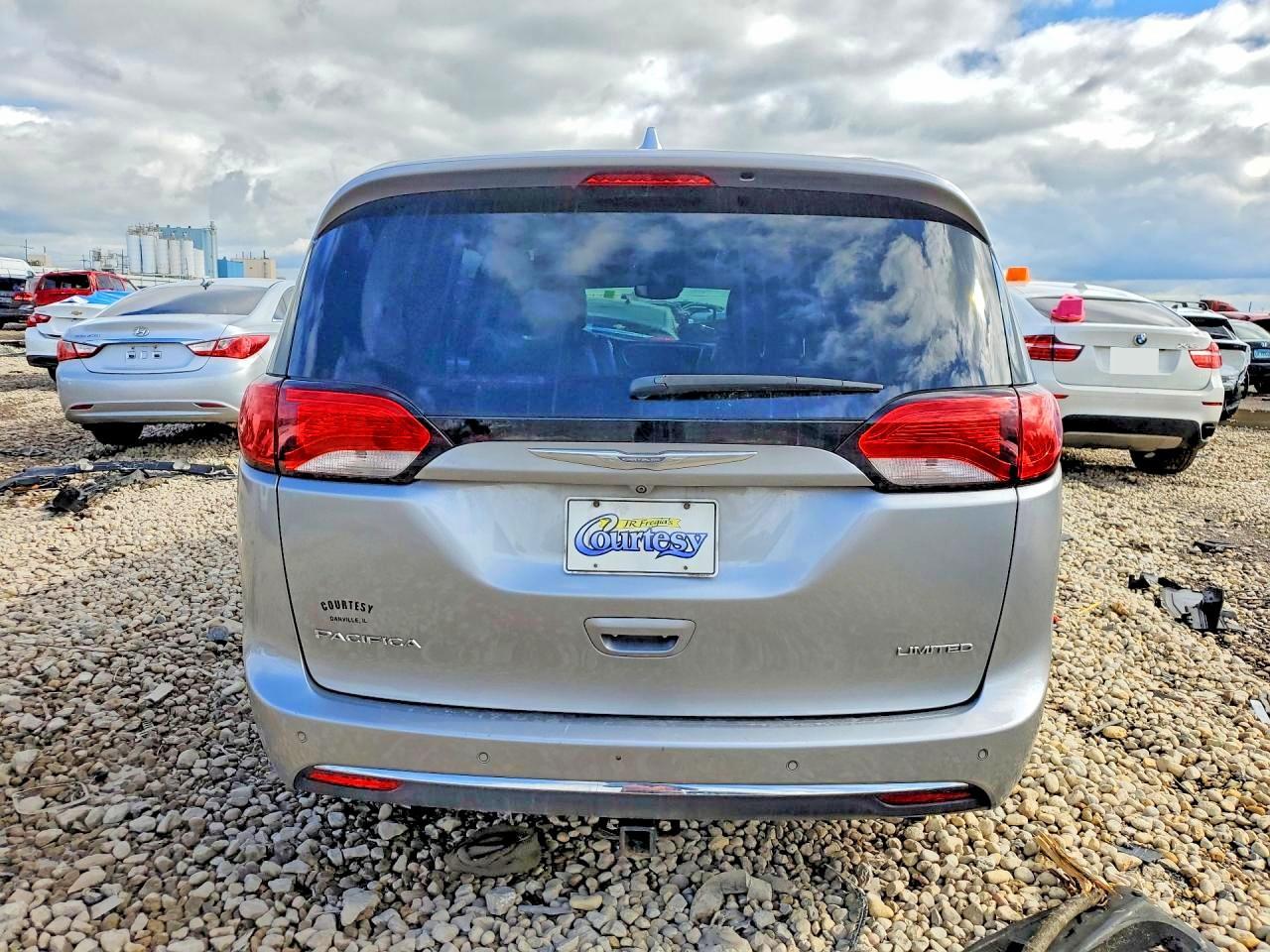 2017 Chrysler Pacifica Limited - Image 6