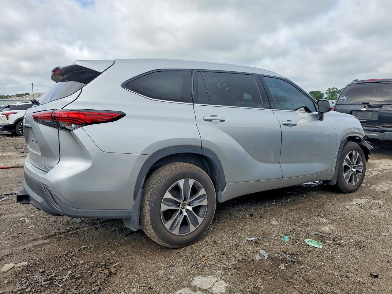 2022 Toyota Highlander Xle - Image 3
