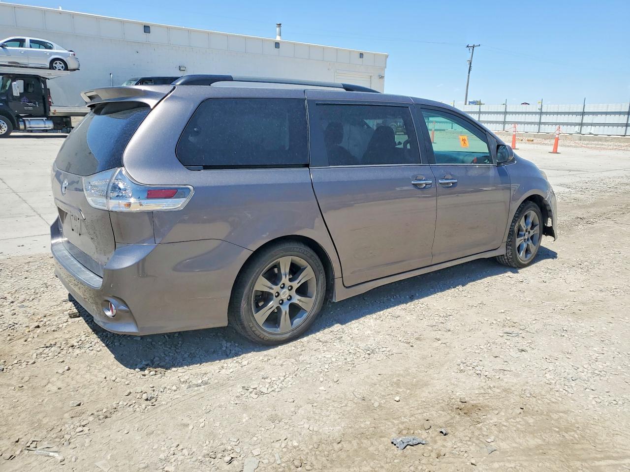 2016 Toyota Sienna Se - Image 3