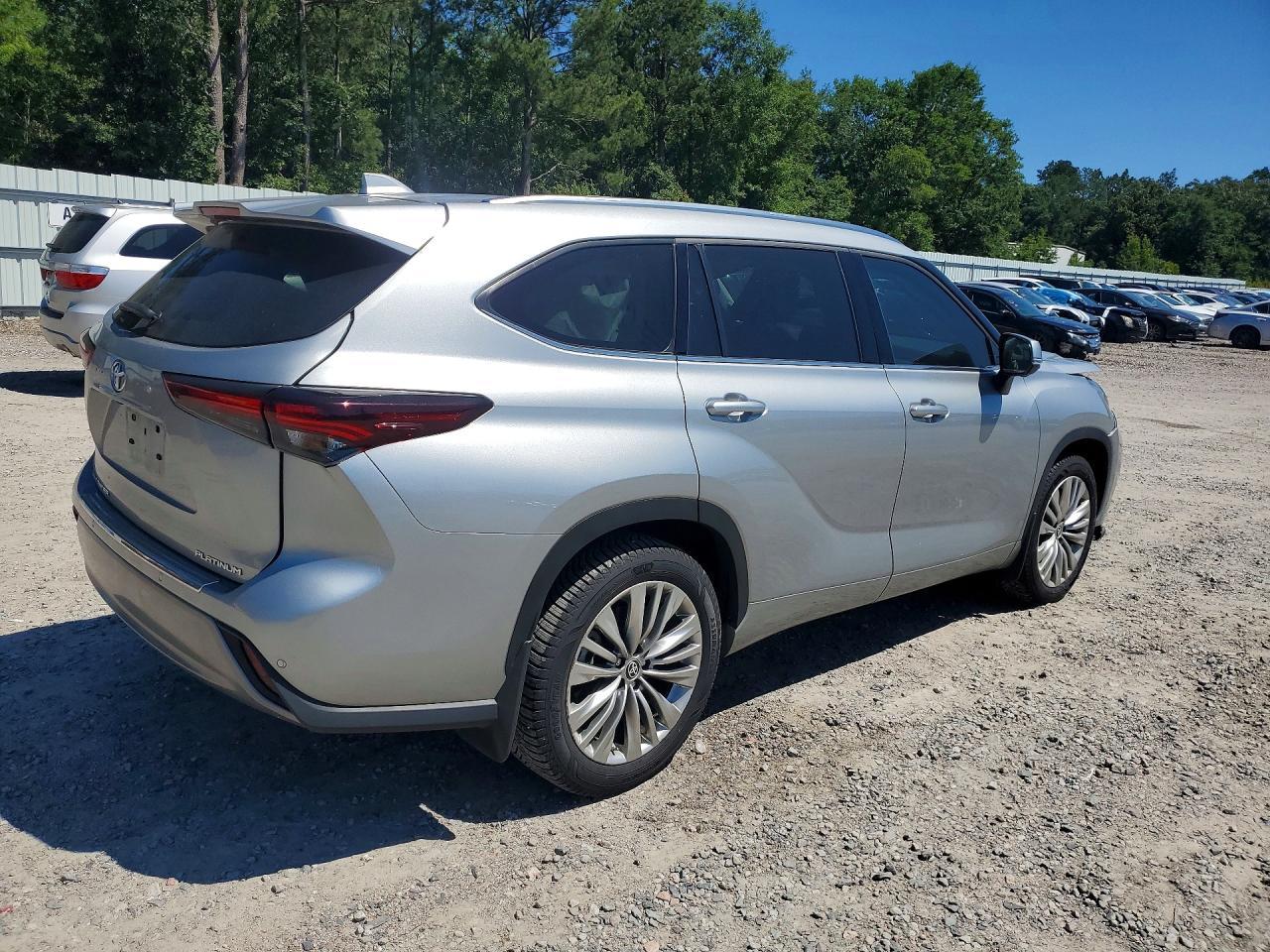 2024 Toyota Highlander Platinum - Image 3