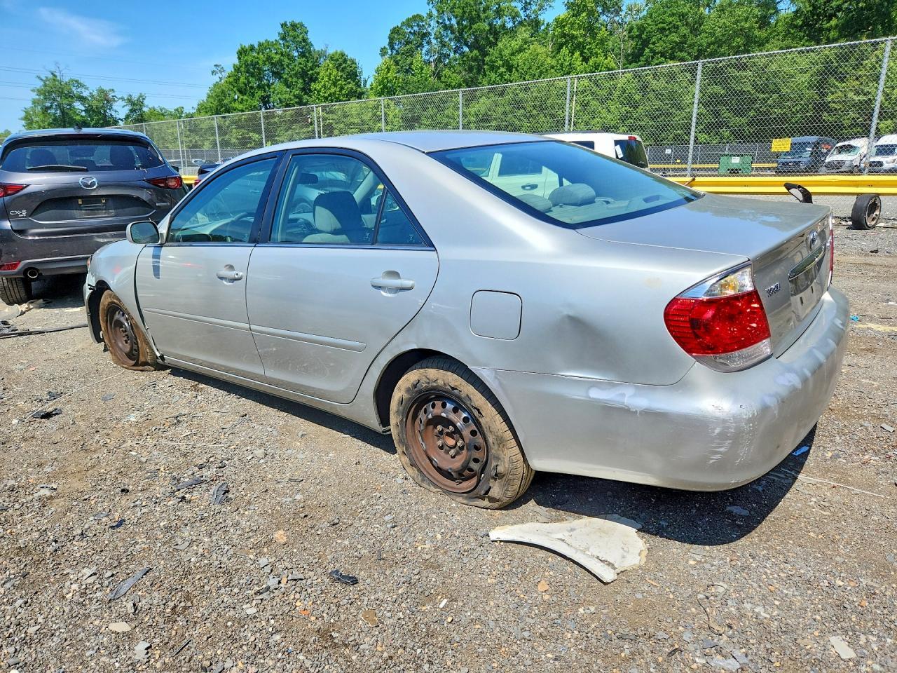 2005 Toyota Camry Le - Фото 2