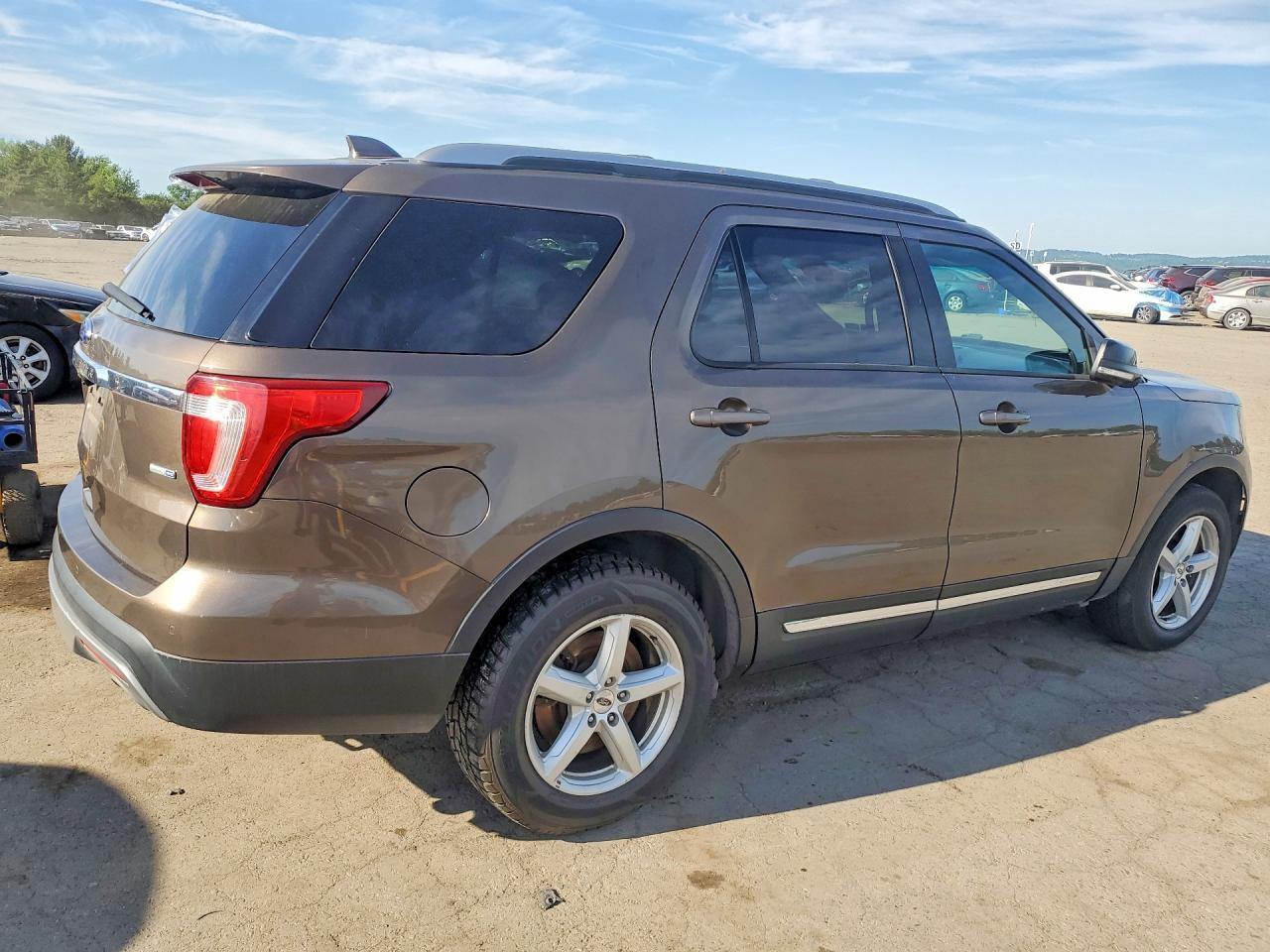 2016 Ford Explorer Xlt - Фото 3