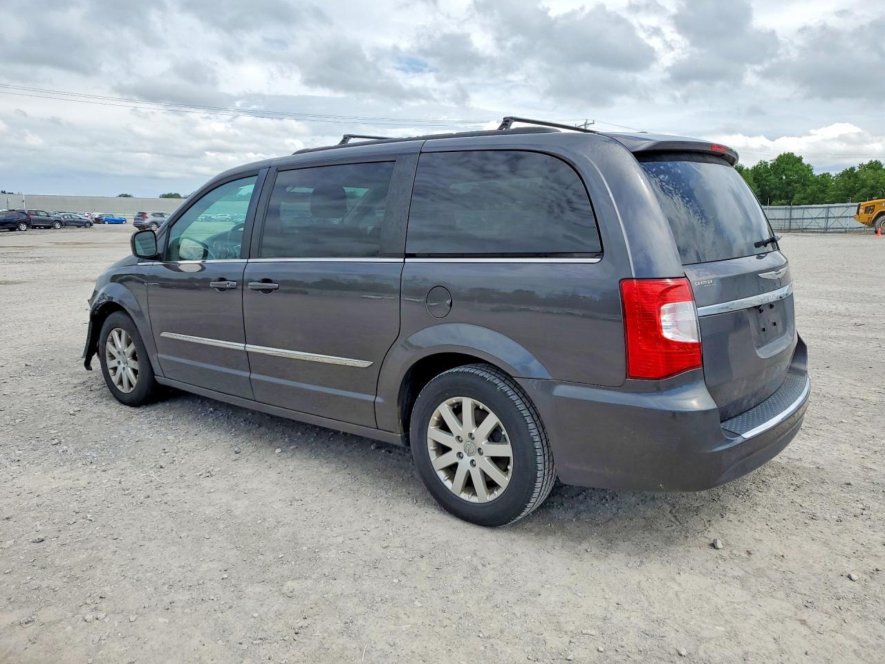 2016 Chrysler Town & Country Touring - Image 2
