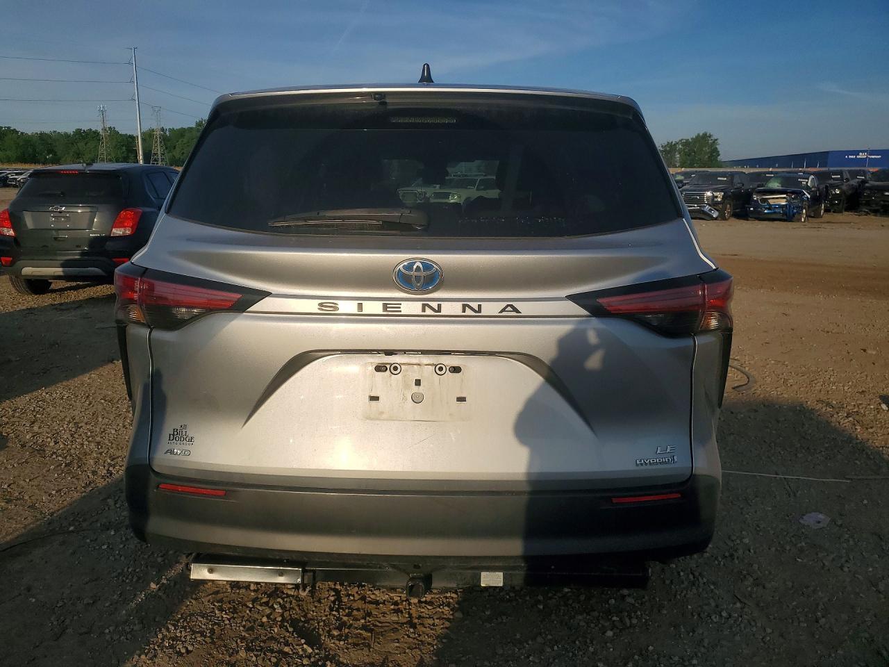 2021 Toyota Sienna Le - Image 6