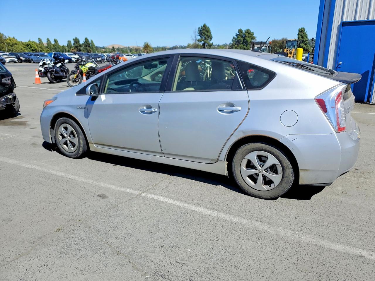 2015 Toyota Prius Three - Фото 2