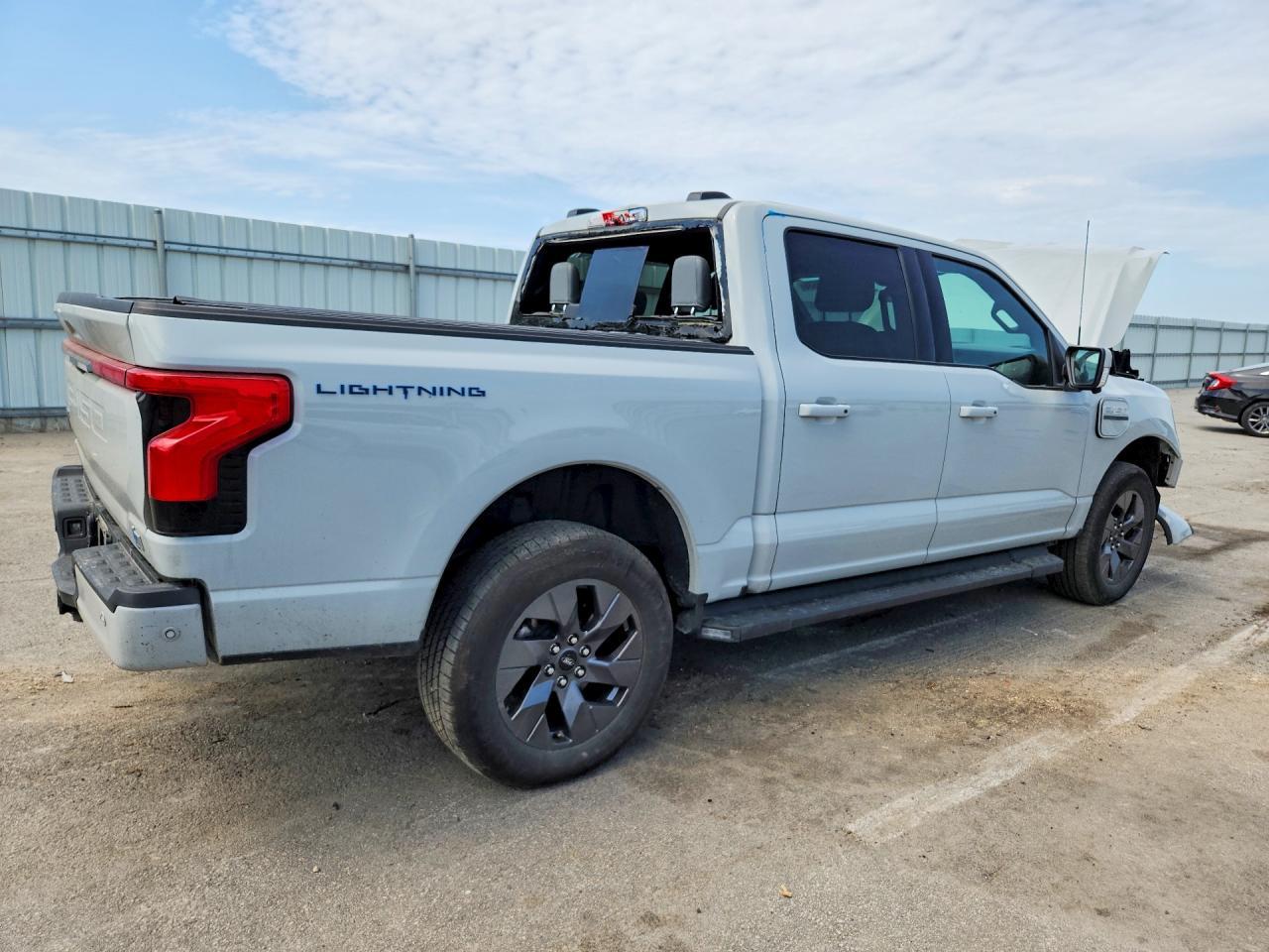 2023 Ford F150 Lightning Pro - Фото 3