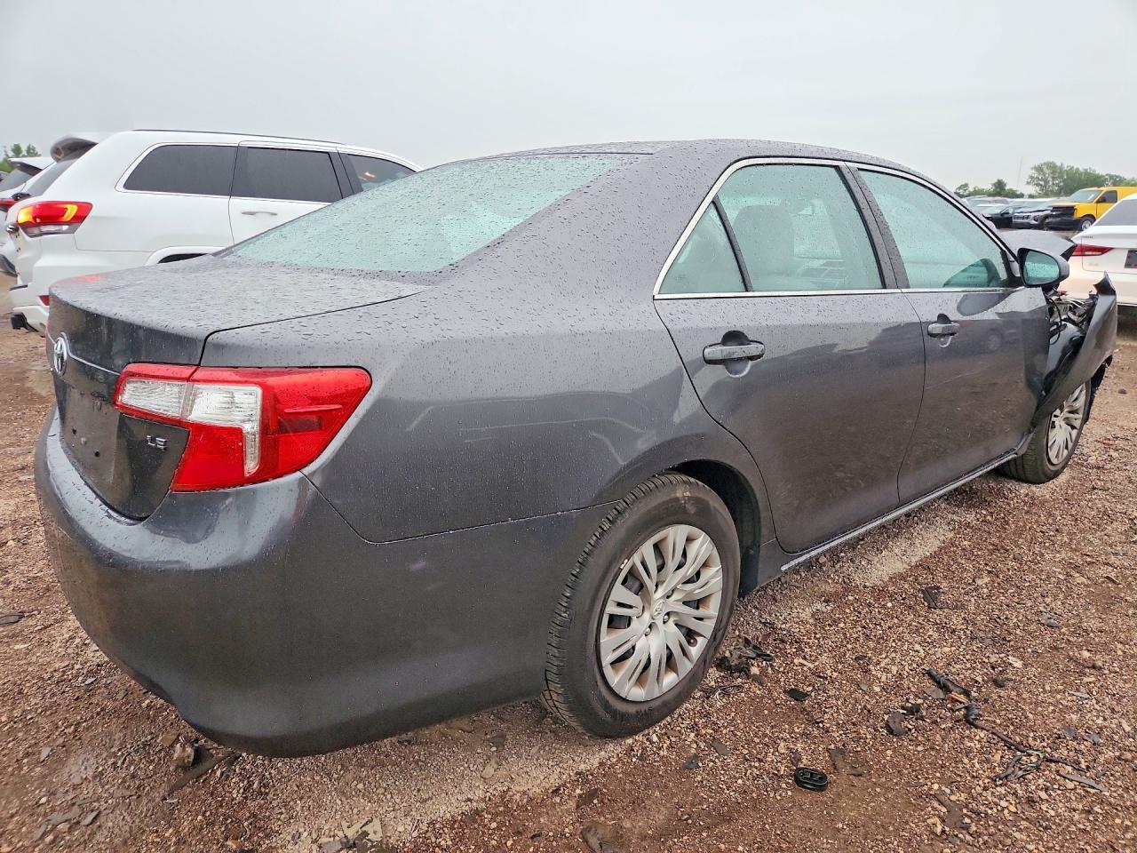 2013 Toyota Camry Le - Фото 3