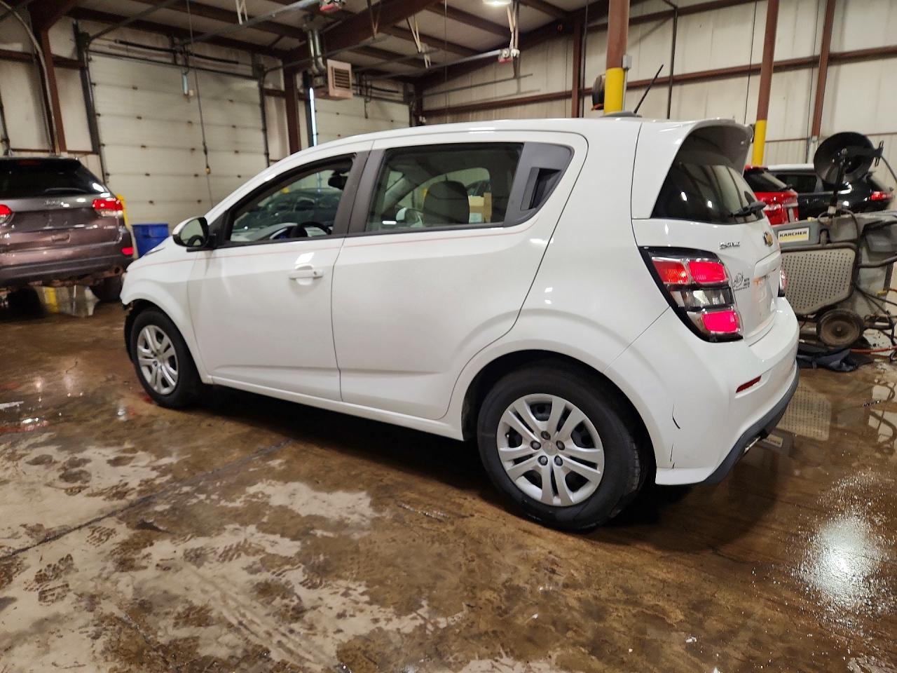2017 Chevrolet Sonic - Фото 2