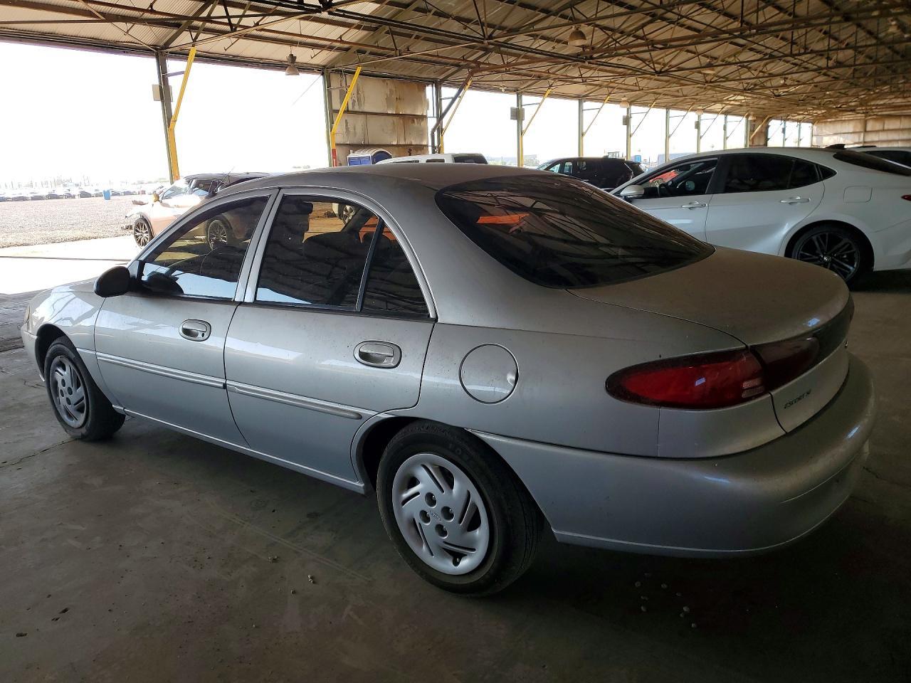 2002 Ford Escort - Фото 2