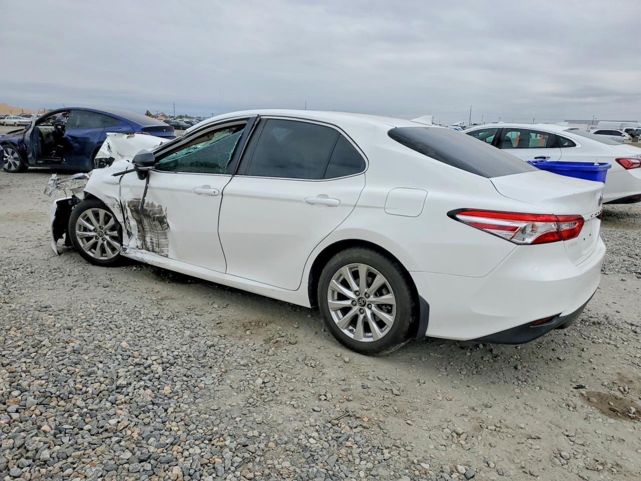 2020 Toyota Camry Le - Фото 2