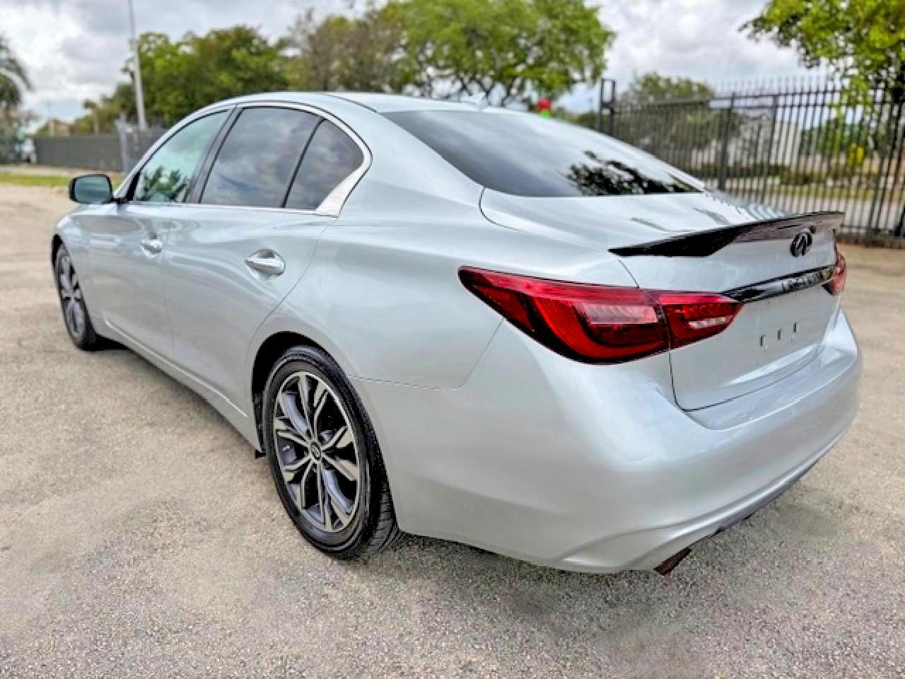 2018 Infiniti Q50 2.0T Luxe - Фото 2