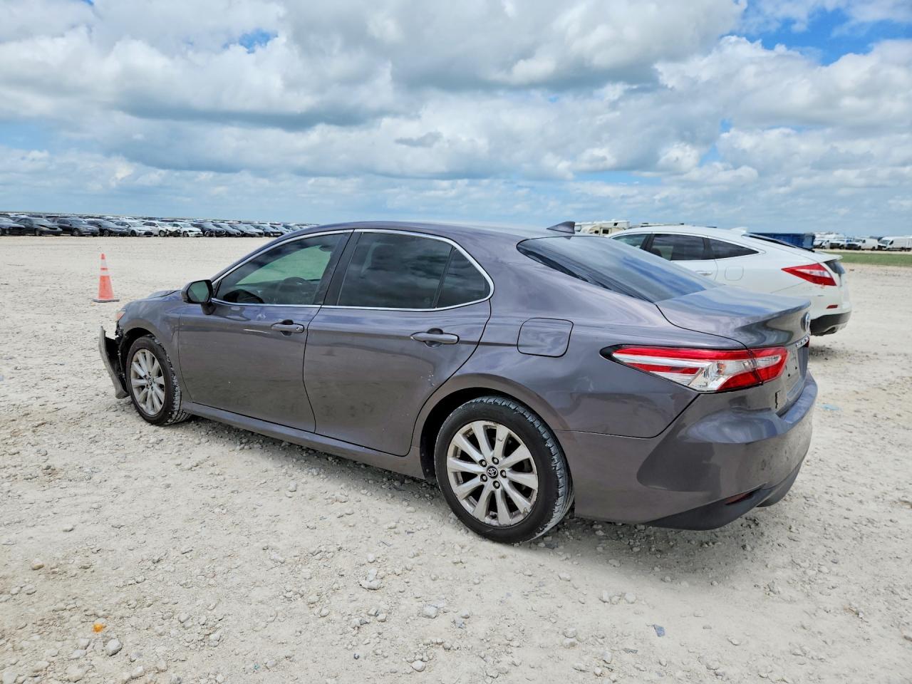 2020 Toyota Camry Le - Фото 2